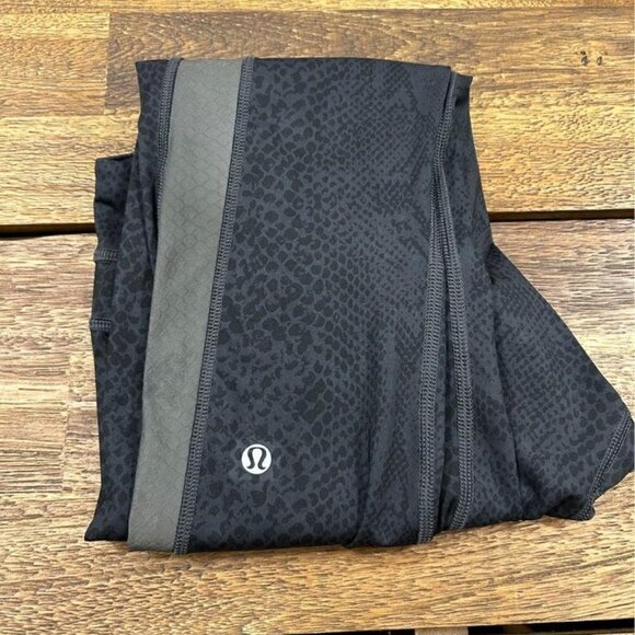 LULULEMON snakeskin pattern leggings. Size 6. Black and charcoal. Reflective. 3 - Picture 11 of 11